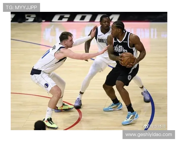 快船队员齐聚训练场热血备战新赛季巨星同心协力展现团队精神